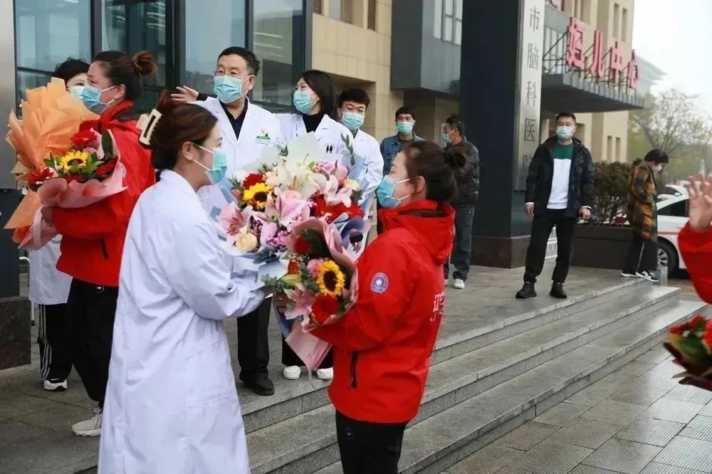 “白衣執(zhí)甲，遼藏情深”葫蘆島市第二人民醫(yī)院舉行戰(zhàn)“疫”英雄凱旋歡迎儀式(圖9)